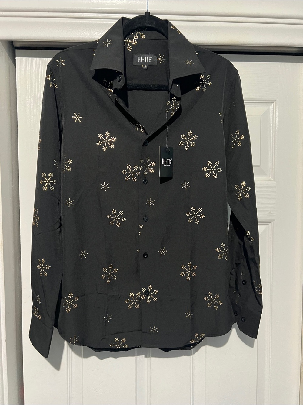 Hi-Tie|Men's Black Long Sleeve Button-Up Shirt with Gold Snowflake Pattern.